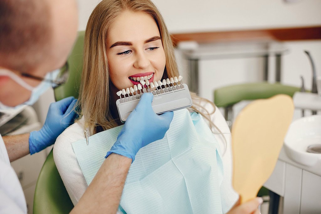 Immagine che illustra lo staff professionale del Trio Dental Center, la migliore clinica per le faccette dentali in Albania.
