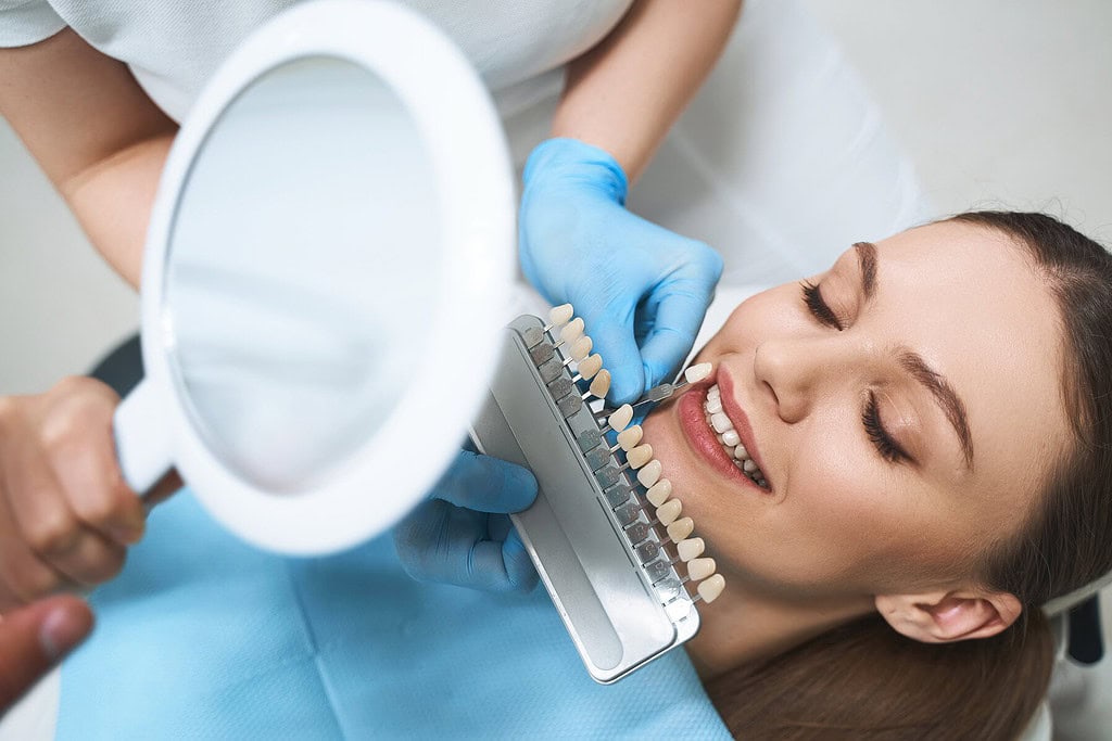 Immagine che illustra l'attrezzatura certificata del Trio Dental Center, la migliore clinica per le faccette dentali in Albania.