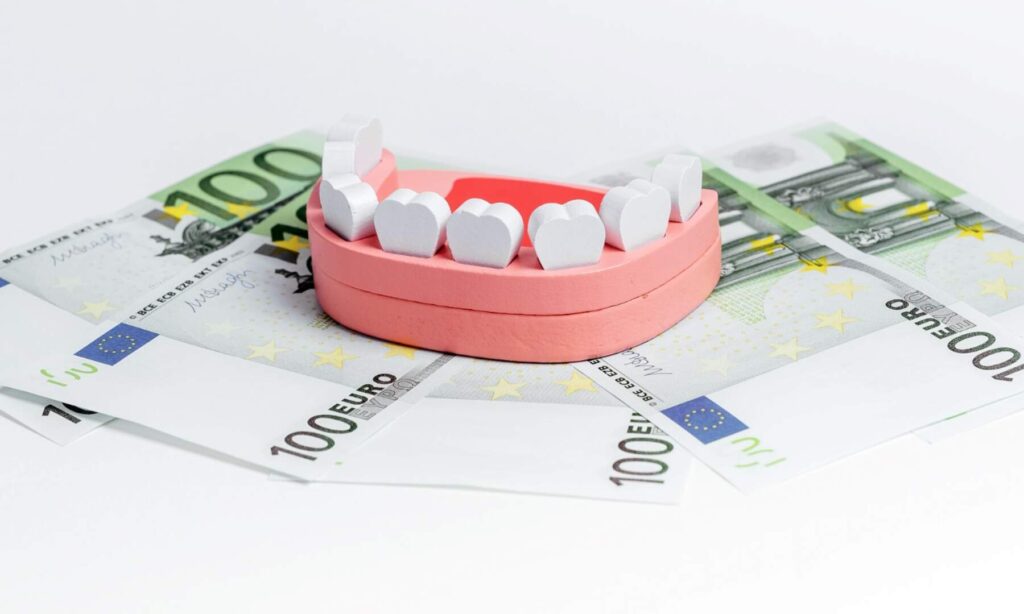 Immagine che illustra il costo accessibile degli impianti dentali in Albania