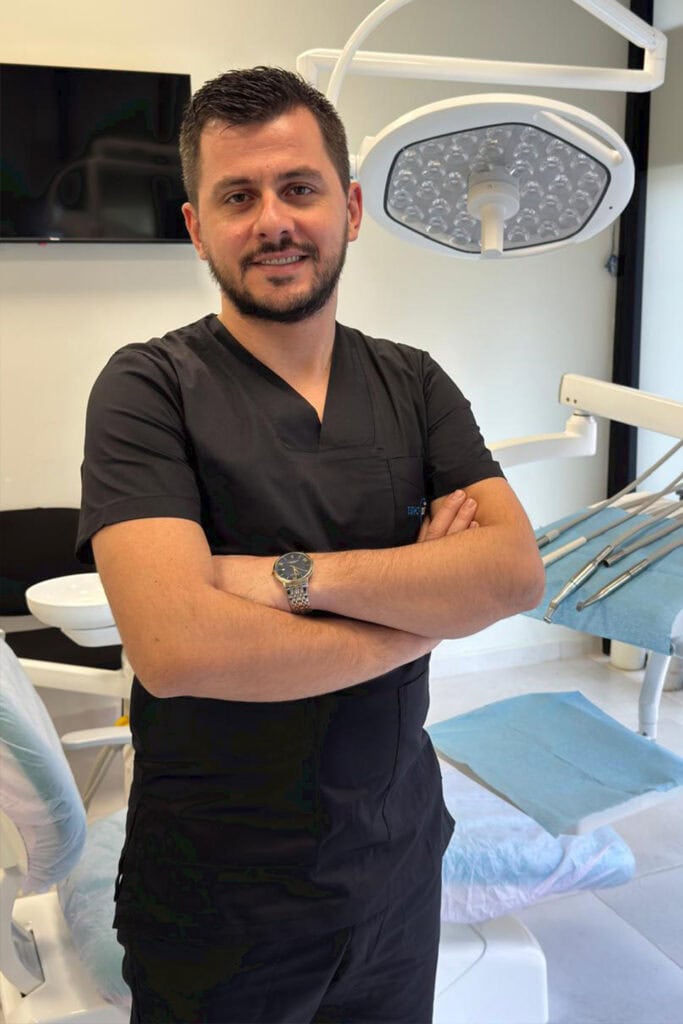 Dr. Elian Dylgjeri në sallën kirurgjikale në Trio Dental Center, Tiranë