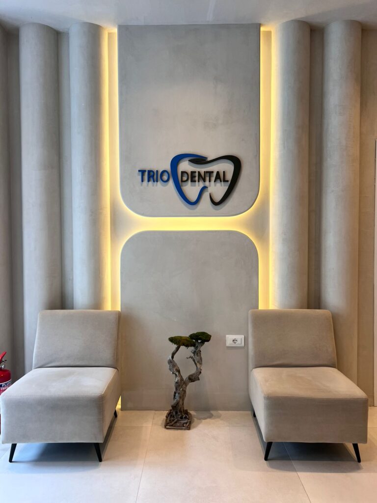 Moderna sala de espera de clínica dental albanesa con una configuración profesional y un entorno confortable