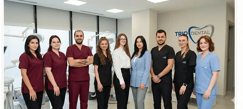 Il team di dentisti sorridenti della clinica Trio Dental, che presenta uno staff professionale in un ambiente odontoiatrico moderno.