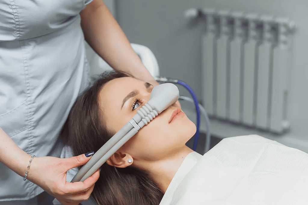 Paciente recibiendo sedación con óxido nitroso en una clínica dental.