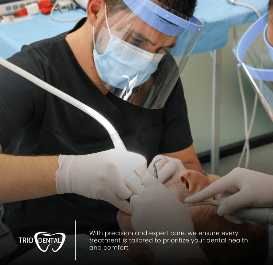 Paziente sorridente sulla poltrona dentistica, pollice in su, con dentista sullo sfondo in una clinica moderna.