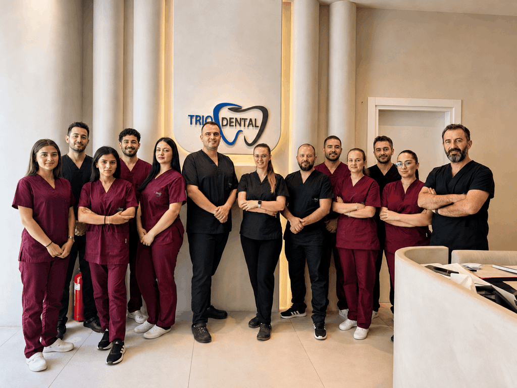 Il team odontoiatrico della clinica Trio Dental, composto da professionisti in un ambiente clinico moderno.