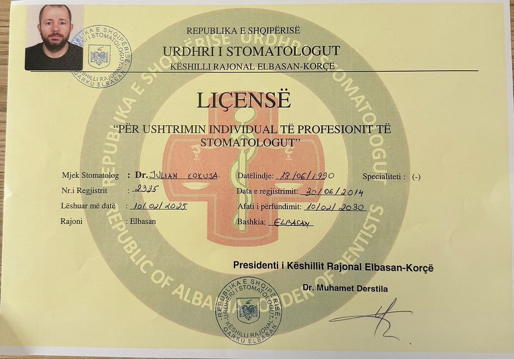 Certificat d’autorisation d’exercer la dentisterie en Albanie, avec cachet officiel et photo d’identité.